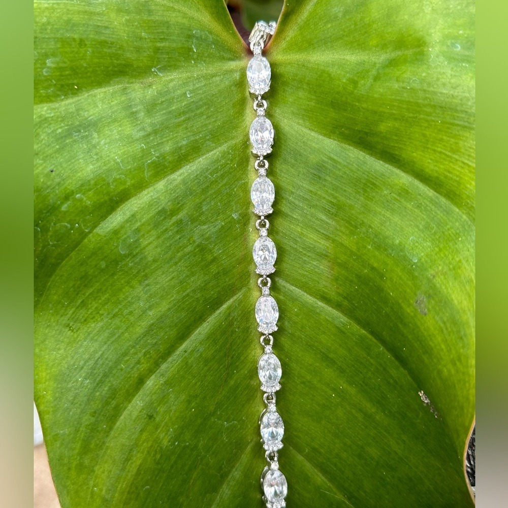 Sparkling Swarovski Tennis Bracelet Silver Tone Oval Crystal Accents 7-8"